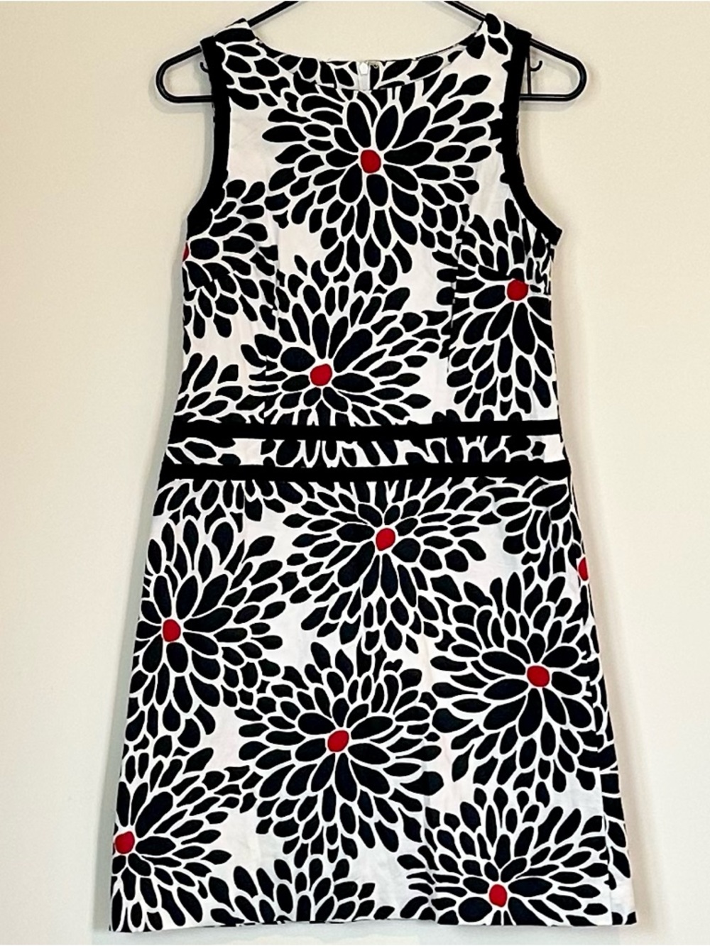 Talbots Black & White Floral Shift Dress with Red Accents - Size: 6